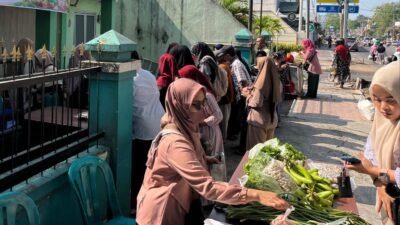 Warga membeli kebutuhan pokok di stand Gerakan Pangan Murah yang digelar Bulog dan Dispertan, di halaman kantor Dispertan Bondowoso, Rabu (21/10/2026). (Foto: Ubay - ZONA INDONESIA