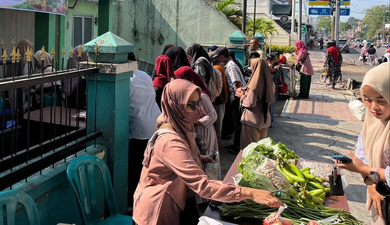 Warga membeli kebutuhan pokok di stand Gerakan Pangan Murah yang digelar Bulog dan Dispertan, di halaman kantor Dispertan Bondowoso, Rabu (21/10/2026). (Foto: Ubay - ZONA INDONESIA