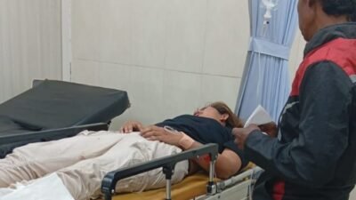 Korban asal Desa Karang Melok menjalani perawatan medis di Puskesmas. (Foto: Istimewa - ZONA INDONESIA)