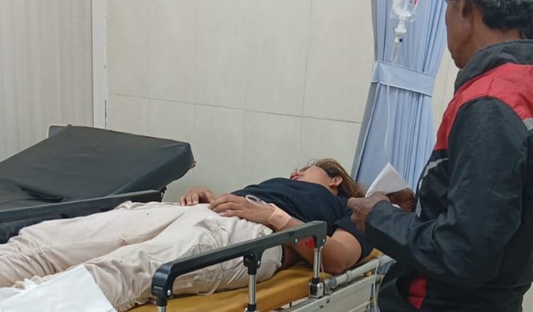 Korban asal Desa Karang Melok menjalani perawatan medis di Puskesmas. (Foto: Istimewa - ZONA INDONESIA)