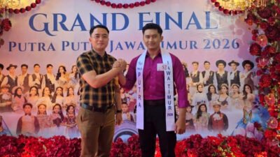 M. Labib An Nabil (kanan) swafoto di Grand Final Putra Putri Jawa Timur 2026. (Foto: Istimewa - ZONA INDONESIA)