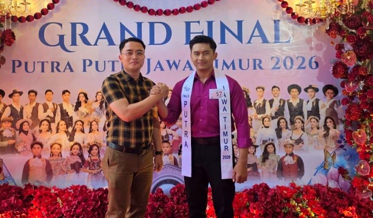 M. Labib An Nabil (kanan) swafoto di Grand Final Putra Putri Jawa Timur 2026. (Foto: Istimewa - ZONA INDONESIA)