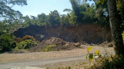 Aktivitas tambang galian C ilegal di Desa Sumberkalong. (Foto: Zainul Hasan - ZONA INDONESIA)