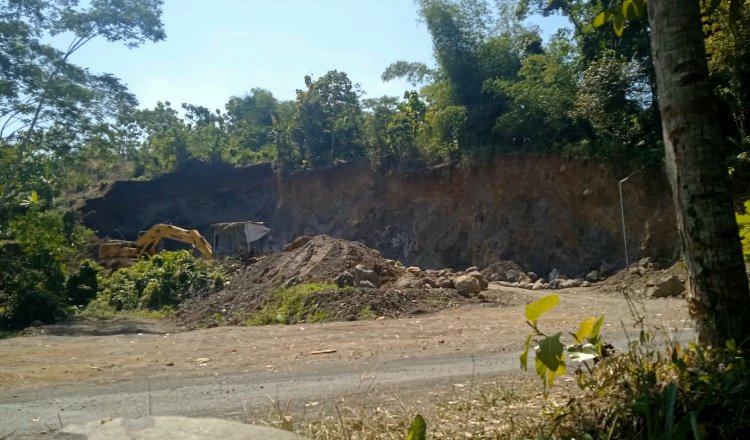 Aktivitas tambang galian C ilegal di Desa Sumberkalong. (Foto: Zainul Hasan - ZONA INDONESIA)