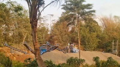 Aktivitas penggilingan pabrik batu di Desa Sukoreno, Kamis (8/10/2026). (Foto: Zainul Hasan - ZONA INDONESIA)