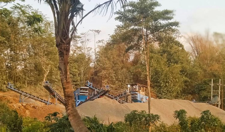 Aktivitas penggilingan pabrik batu di Desa Sukoreno, Kamis (8/10/2026). (Foto: Zainul Hasan - ZONA INDONESIA)