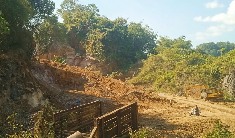 Aktivitas tambang galian C ilegal di Desa Bedadung. (Foto: Zainul Hasan - ZONA INDONESIA)