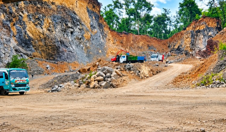 Aktivitas tambang galian C ilegal di Desa Sumberkalong. (Foto: Zainul Hasan - ZONA INDONESIA)