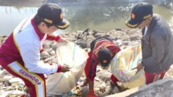 HUT ke-75 Presiden Prabowo, Laskar Gerindra Situbondo Bersih-Bersih Pantai
