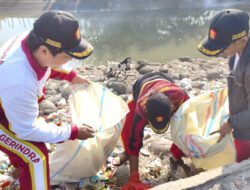 HUT ke-75 Presiden Prabowo, Laskar Gerindra Situbondo Bersih-Bersih Pantai