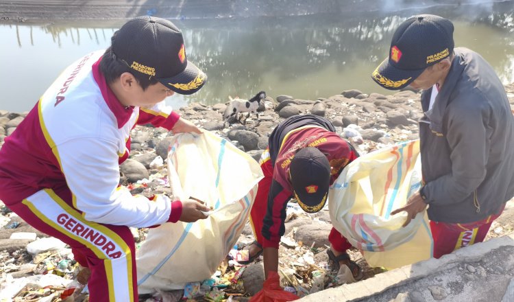 Kader Gerindra Situbondo menggelar bersih-bersih pantai Bong Besuki. (Foto: Istimewa - ZONA INDONESIA)