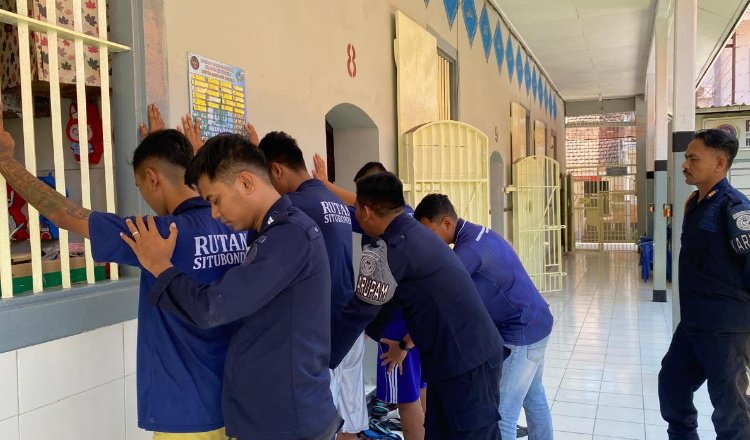Petugas Rutan Kelas IIB Situbondo merazia warga binaan, Minggu (18/10/2026). (Foto: Istimewa - ZONA INDONESIA)