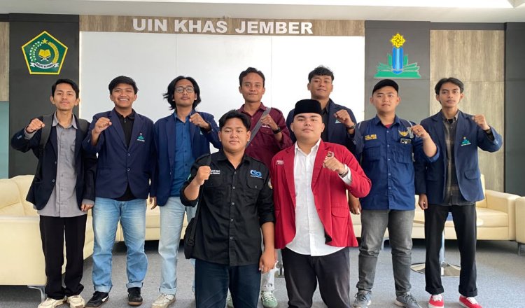 Mahasiswa UIN KHAS Jember foto bersama usai mengikuti pemaparan visi & misi calon rektor, Senin (19/10/2026). (Foto: Istimewa - ZONA INDONESIA)