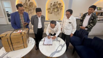 Penandatanganan surat serah terima berkas delapan calon Rektor UIN KHAS Jember, Selasa (20/10/2026). (Foto: Istimewa - ZONA INDONESIA)