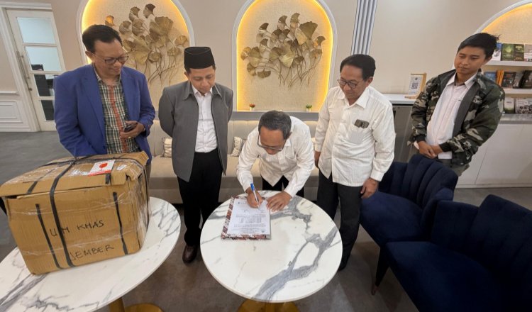 Penandatanganan surat serah terima berkas delapan calon Rektor UIN KHAS Jember, Selasa (20/10/2026). (Foto: Istimewa - ZONA INDONESIA)