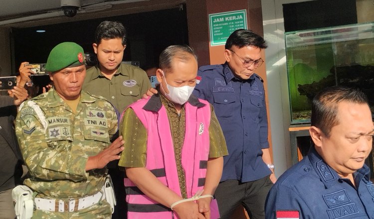Mantan Sekwan DPRD Jember, S, saat keluar dari Kejari Jember, Kamis (22/10/2026). (Foto: Zainul Hasan - ZONA INDONESIA)