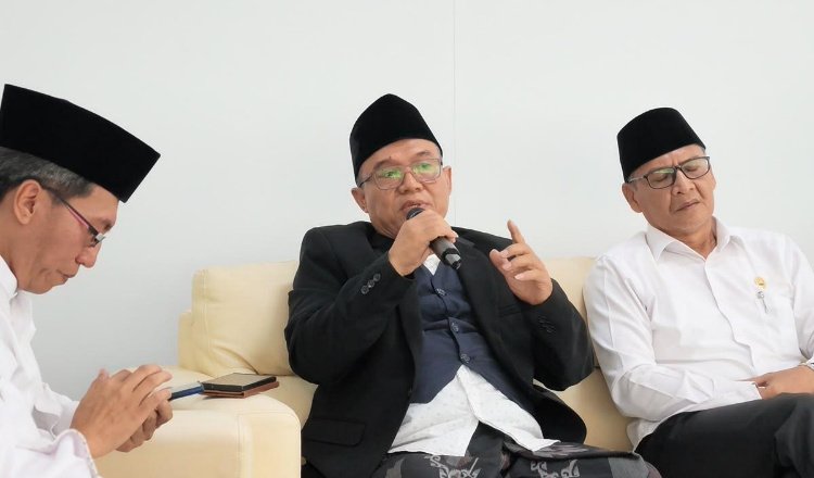 Prof. Dr. Moch. Chotib, S.Ag., M.M. menyampaikan gagasan dalam pemaparan visi & misi calon rektor UIN KHAS Jember, Senin (19/10/2026). (Foto: Istimewa - ZONA INDONESIA)