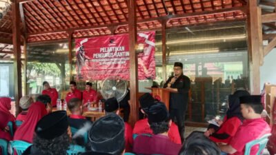 Ketua DPC PDI Perjuangan Situbondo, Andi Handoko, sambutan dalam pelantikan pengurus ranting Kecamatan Panarukan dan Kendit. (Foto: Fathur Rozi - ZONA INDONESIA)
