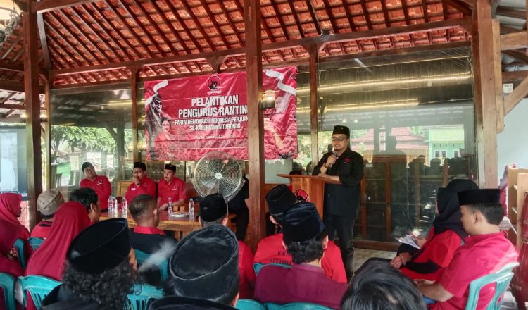 Ketua DPC PDI Perjuangan Situbondo, Andi Handoko, sambutan dalam pelantikan pengurus ranting Kecamatan Panarukan dan Kendit. (Foto: Fathur Rozi - ZONA INDONESIA)