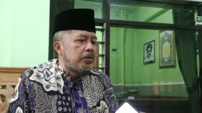 Ketua Tanfidziyah PCNU Situbondo, KH. Muhyiddin Khatib, saat diwawancarai awak media. (Foto: Fathur Rozi Rosi - ZONA INDONESIA)