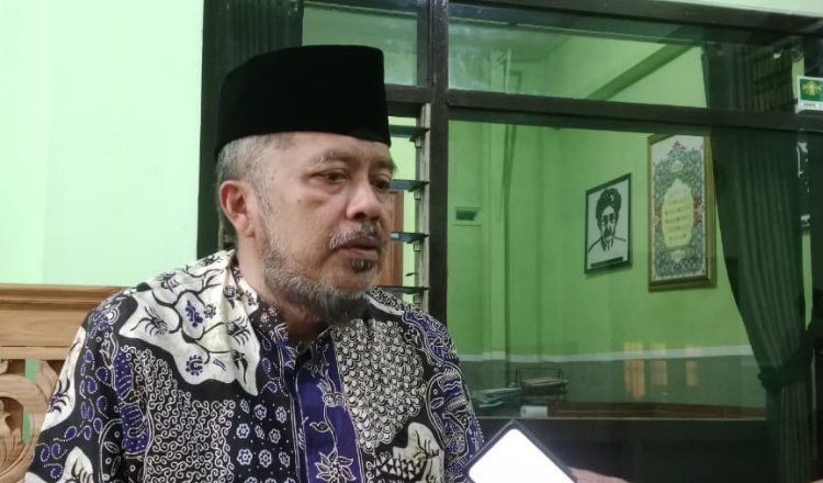 Ketua Tanfidziyah PCNU Situbondo, KH. Muhyiddin Khatib, saat diwawancarai awak media. (Foto: Fathur Rozi Rosi - ZONA INDONESIA)