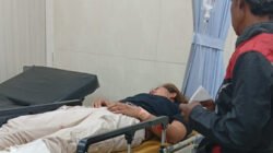 Korban asal Desa Karangmelok menjalani perawatan medis di Puskesmas. (Foto: Istimewa - ZONA INDONESIA)