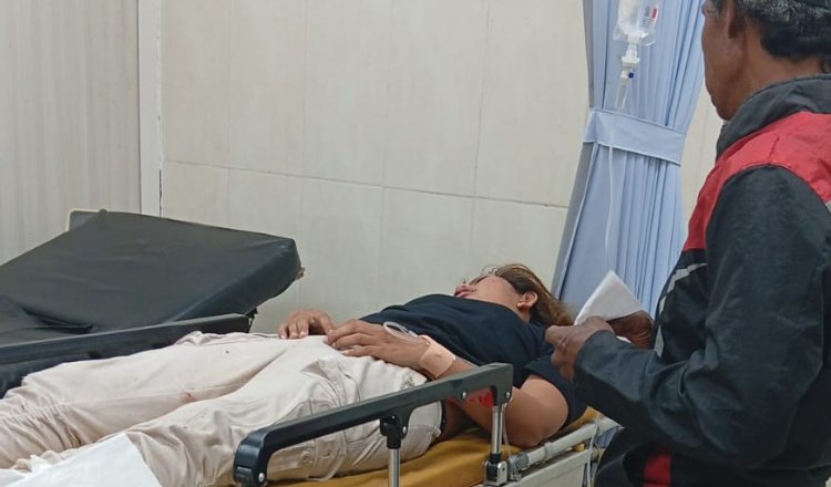 Korban asal Desa Karangmelok menjalani perawatan medis di Puskesmas. (Foto: Istimewa - ZONA INDONESIA)