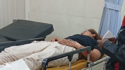 Korban begal saat dirawat di Puskesmas Sumberjambe sebelum dirujuk ke RSUD dr Koesnadi, Minggu (25/10/2026) malam. (Foto: Istimewa - ZONA INDONESIA)