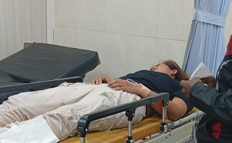 Korban begal saat dirawat di Puskesmas Sumberjambe sebelum dirujuk ke RSUD dr Koesnadi, Minggu (25/10/2026) malam. (Foto: Istimewa - ZONA INDONESIA)