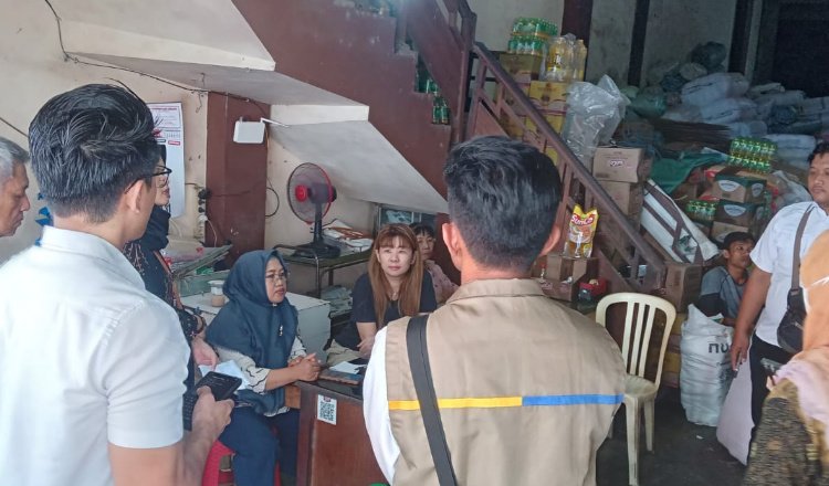 Satgas Pangan Polres Jember dan Bapanas RI saat sidak gudang toko tradisional. (Foto: Istimewa - ZONA INDONESIA)