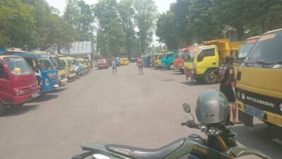 Puluhan dump truck saat berkumpul di Terminal Pakusari, Rabu (30/9/2026). (Foto: Istimewa - ZONA INDONESIA)