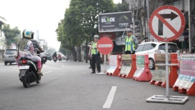 Anggota Satlantas Polres Jember mengatur arus lalu lintas di Jalan Samanhudi. (Foto: Teamwork - ZONA INDONESIA)