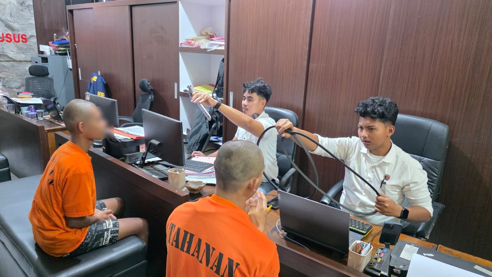Polisi menginterogasi terduga pelaku percobaan pencurian pompa air di Situbondo, Senin (26/10/2026). (Foto: Humas Polres Situbondo - ZONA INDONESIA)