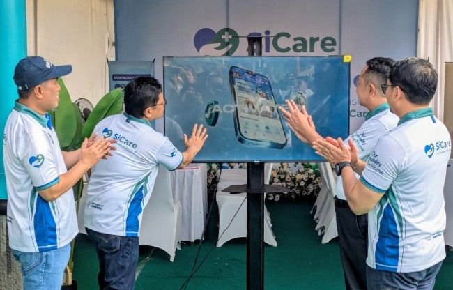 Bupati Bondowoso Abdul Hamid Wahid, didampingi Sekda Fathur Rozi dan Direksi PT SOMA, resmikan aplikasi SiCare, di Alun-Alun Bondowoso, Minggu (25/10/2026). (Foto: Ubay - ZONA INDONESIA).